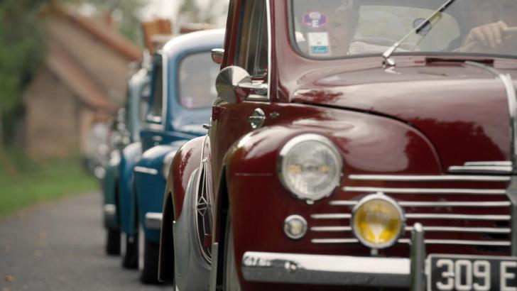 Une enfilade de vieilles automobiles empruntant la mythique nationale 7